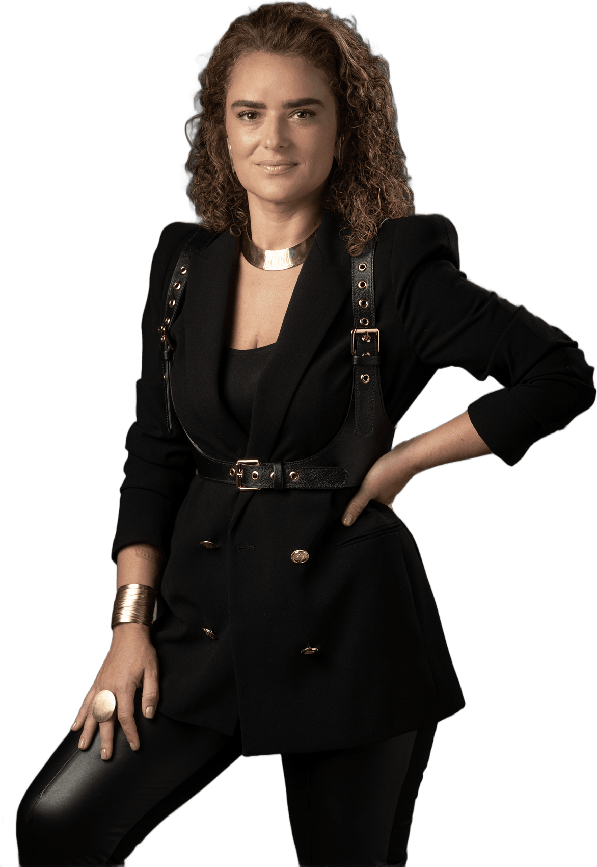 Gabi Salles em pé, com look preto e acessórios dourados