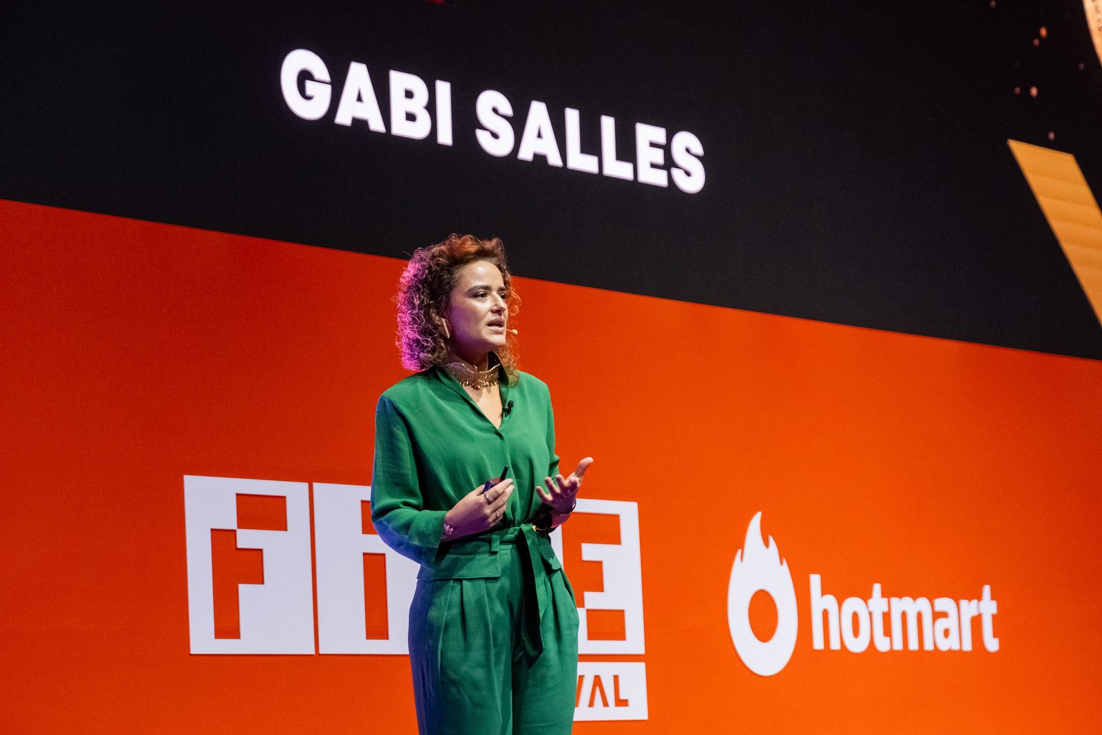 Gabi Salles palestrando no Hotmart Fire