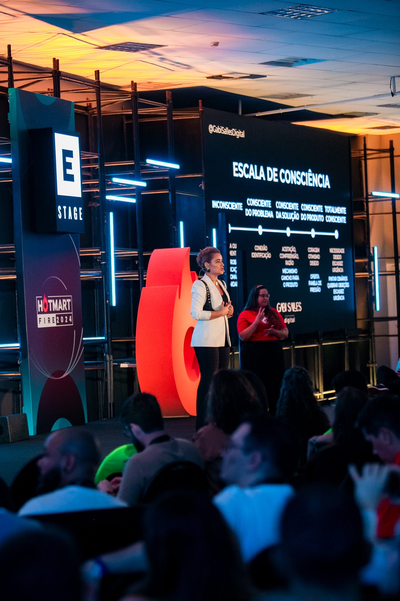 Gabi Salles no palco do Hotmart Fire 2024
