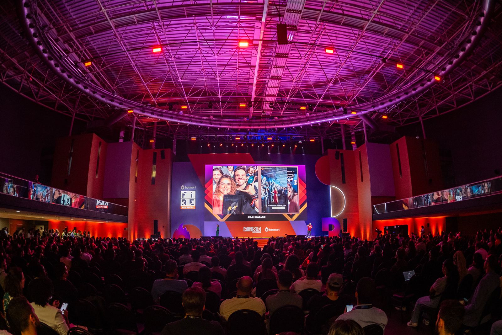 Plateia lotada em evento com Gabi Salles