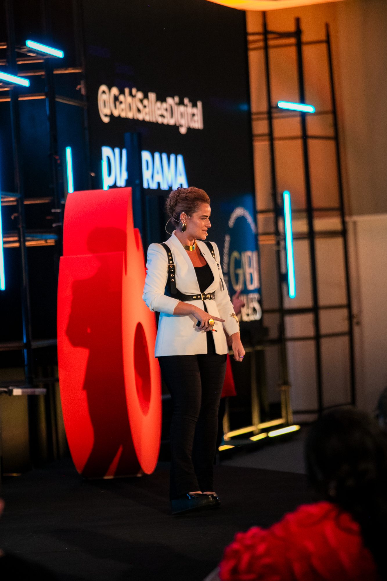 Gabi Salles em palco com sua marca